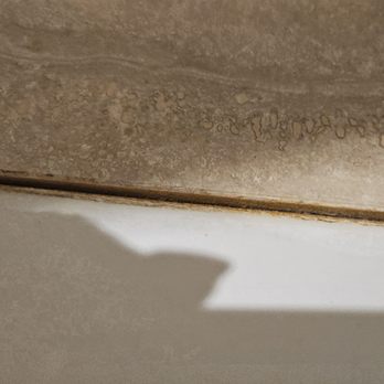 Il Principe Hotel - The bottom of the tiles by the floor of the shower - Hotels Near Me - Catania, Connecticut