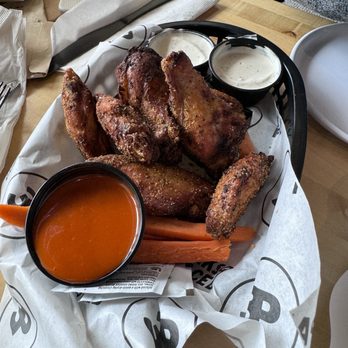 Parks Place Pub - Wings - Sports Bars Near Me - Fishers, Indiana