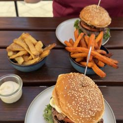 Rabbithole - Burger mit Pommes