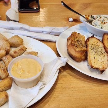Mellow Mushroom Williamsburg - Apps... the pretzel bites and spinach artichokes dip - Bars Near Me - Williamsburg, Virginia Mellow Mushroom Williamsburg - Apps... the pretzel bites and spinach artichokes dip - Bars Near Me - Williamsburg, Virginia