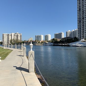 Point East Condominium - Walkway near the T building. - Apartments Near Me - Aventura, Florida