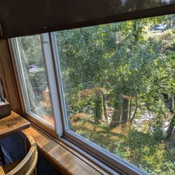 Hank's Creekside Restaurant - Creekside seating