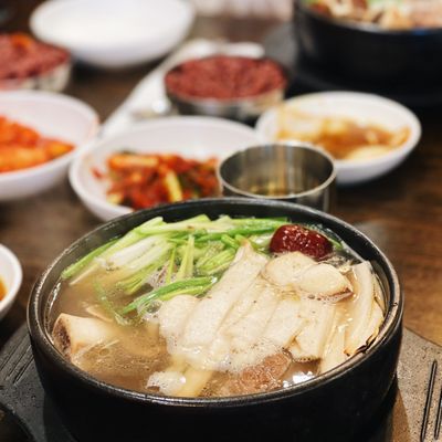 Doma Seolleongtang by null