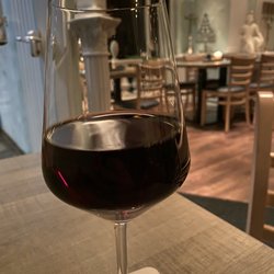 Poseidon - Ein sehr leckerer halbtrockener Rotwein während ich auf das Essen warte.