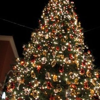 Simi Valley Town Center - Lots of lights, sparkle and gold - Shopping Centers Near Me - Simi Valley, California