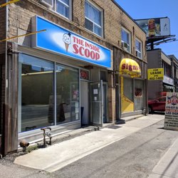 The Inside Scoop - Outside the front entrance on the sidewalk looking south. June 2018