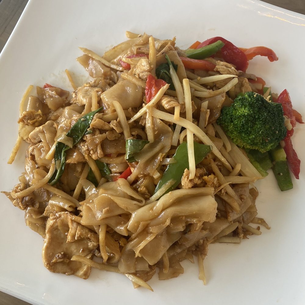 Thai Dishes - Chicken drunken noodles - Thai Near Me - Briarcliff Manor, New York Thai Dishes - Chicken drunken noodles - Thai Near Me - Briarcliff Manor, New York