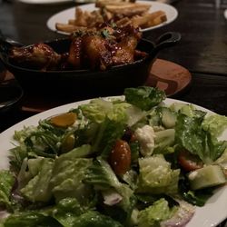 Schuss - Greek salad & bbq wings