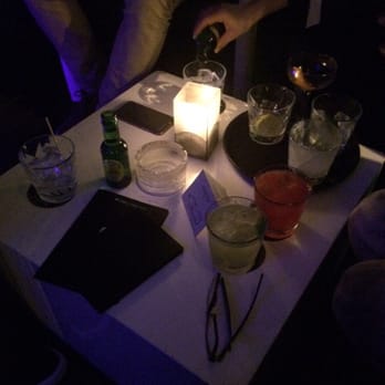 Heimlich Bar - Die Gin-Karte ist riesig, deswegen sind hier auch zwei Gin Tonic und ein Basil Smash zu sehen. - Cocktail Bars Near Me - Hamburg, HH Heimlich Bar - Die Gin-Karte ist riesig, deswegen sind hier auch zwei Gin Tonic und ein Basil Smash zu sehen. - Cocktail Bars Near Me - Hamburg, HH