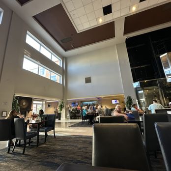 Embassy Suites by Hilton Valencia - Bar and Restaurant - Hotels Near Me - Valencia, California
