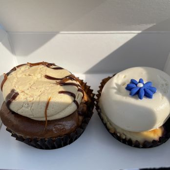 Georgetown Cupcake - Caramel brownie fudge cheesecake and Blueberry Cheesecake - Cupcakes Near Me - Washington, DC, District of Columbia Georgetown Cupcake - Caramel brownie fudge cheesecake and Blueberry Cheesecake - Cupcakes Near Me - Washington, DC, District of Columbia