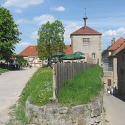 Schubartstube - Hohenasperg: links der Biergarten der Schubartstube, rechts das Gefängniskrankenhaus