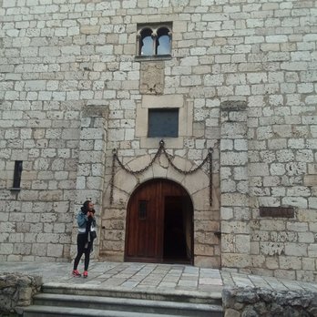 Hotel Landa - Castle front entrance - Hotels Near Me - Burgos, BU