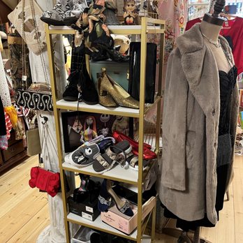 The Rabbit Hole - Used, Vintage & Consignment Near Me - Lake Geneva, Wisconsin