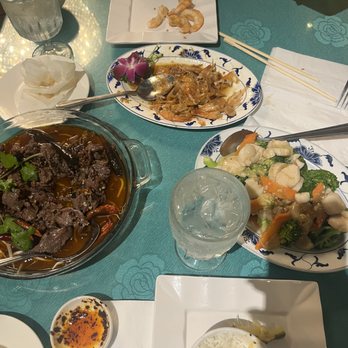 Kirin Restaurant - Steak with Chili Oil, scallops with broccoli, and shrimp. - Seafood Near Me - Honolulu, Hawaii Kirin Restaurant - Steak with Chili Oil, scallops with broccoli, and shrimp. - Seafood Near Me - Honolulu, Hawaii