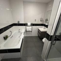 The Kingsley Hotel - Shower and full size tub