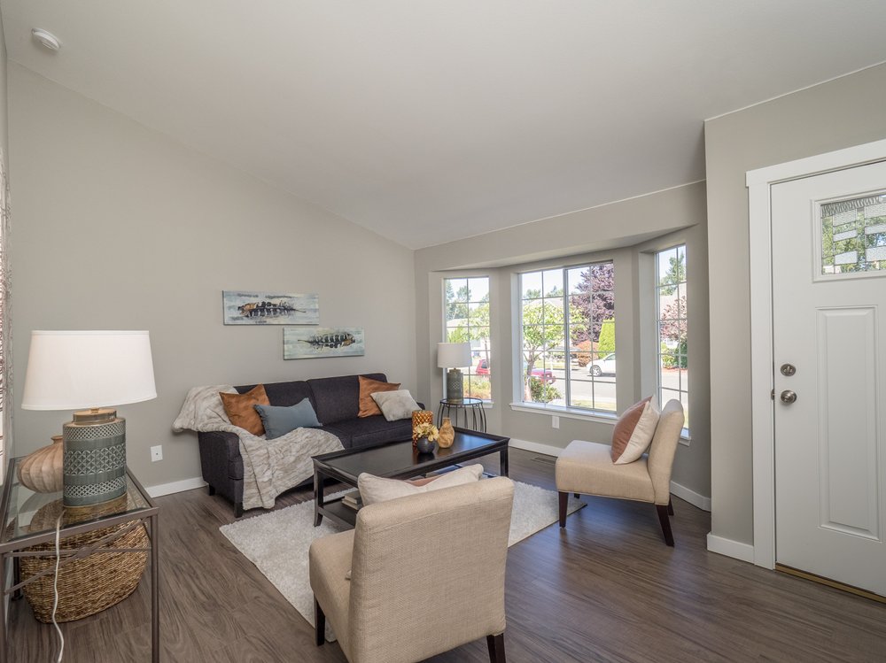 Slide of Estafette Services