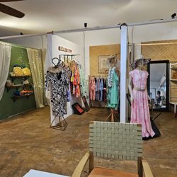 The Pineapple Store - Shopping while you wait for your food