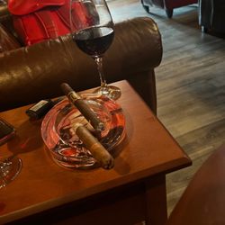 King's Leaf Cigars & Wine - Undercrown
