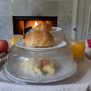 Inn At Depot Hill - Breakfast by the fire - Bed & Breakfast Near Me - Capitola, California