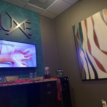 MassageLuXe - Waiting room with water and tea station - Day Spas Near Me - Fairview Heights, Illinois