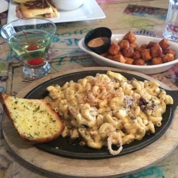 Shack Breakfast & Lunch - Brisket Mac & Cheese, Garlic Bread, Sweet Hot Tots & Appletini... Heaven in a meal! - American Near Me - Frontenac, Missouri Shack Breakfast & Lunch - Brisket Mac & Cheese, Garlic Bread, Sweet Hot Tots & Appletini... Heaven in a meal! - American Near Me - Frontenac, Missouri