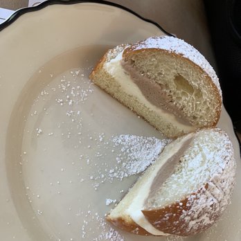 Boro6 Wine Bar - Ice cream on a brioche bun w/powdered sugar - Wine Bars Near Me - Hastings-on-Hudson, New York