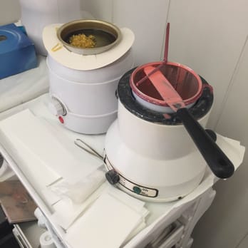 Institut de Beaute - Spa - Bikini wax pot on the right - used the same tool to apply wax over and over, major double dipping!!  Not sanitary at all. - Day Spas Near Me - Nice, 06