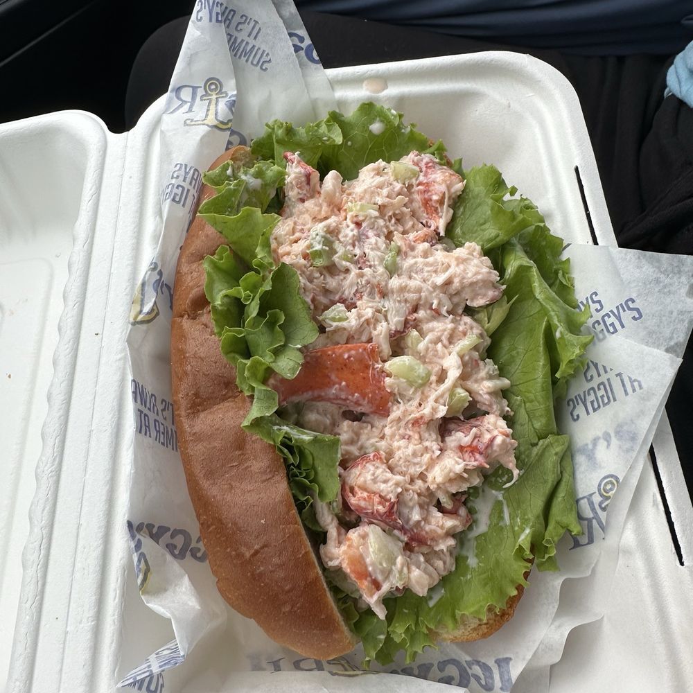 Iggy's Doughboys & Chowder House - Lobster Roll - Seafood Near Me - Narragansett, Rhode Island