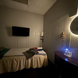 Uspa Wellness - Private massage room. Two beds. Quiet and smelled so nice!