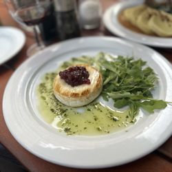 U Parlamentu - Baked Brie with cranberry sauce