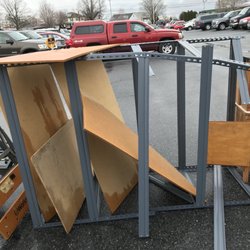 Horst Auction Center - Shelf wet & bent