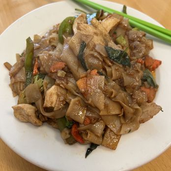 Nine Thai Kitchen - Drunken Noodles w Chicken - Thai Near Me - Philadelphia, Pennsylvania Nine Thai Kitchen - Drunken Noodles w Chicken - Thai Near Me - Philadelphia, Pennsylvania