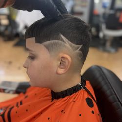 The Barbers Club - Low skin fade with design
