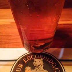 Pub Escondido - 09 - aromática e amargor bem inseridos, notas herbais e terrosas, refrescante, leve e saborosa. Pint R$25,90