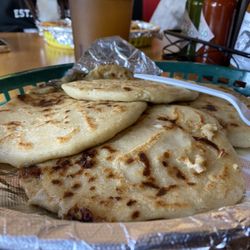 El Guanaco Bakery & Cafe - Pupusas de Arros