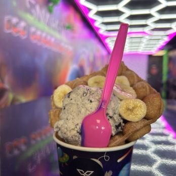 Snak X - Cinnamon Cyclops with cookies and cream ice cream and banana topping. - Ice Cream & Frozen Yogurt Near Me - San Antonio, Texas