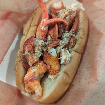 Luke's Lobster  - Warm butter lobster roll - Seafood Near Me - Seattle, Washington