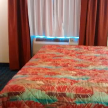Pelham Garden Motel - View of bed footer and curtained window in one of the Jacuzzi rooms - Hotels Near Me - Bronx, New York Pelham Garden Motel - View of bed footer and curtained window in one of the Jacuzzi rooms - Hotels Near Me - Bronx, New York