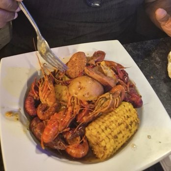 Louisiana Charlie's Long Beach Shoreline Village - Cajun/Creole Near Me - Long Beach, California