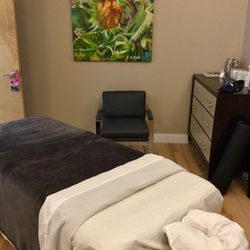 Lindsay Molina Massage Therapy - Massage room