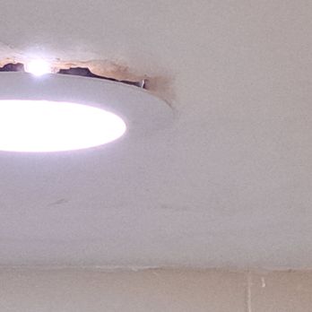 Oasis Hotel Waikiki - The bathroom light terribly dangerous. - Hotels Near Me - Honolulu, Hawaii