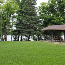 Veterans Memorial Park - Small pavilion by the lake