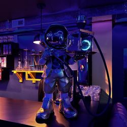 Sky Gaming Lounge - Astronaut
