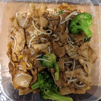 Thai Basil Cuisine - Pad see ew with chicken - Thai Near Me - Berkeley, California Thai Basil Cuisine - Pad see ew with chicken - Thai Near Me - Berkeley, California