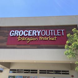 Grocery Outlet - Front entrance.