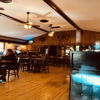 Roberto's Log Cabin - Dining area - Pizza Near Me - Lebanon, Connecticut
