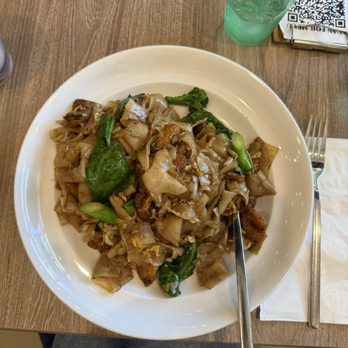 Siam Station - Pad see ew with crispy pork - Thai Near Me - Irvine, California Siam Station - Pad see ew with crispy pork - Thai Near Me - Irvine, California