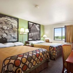 Super 8 by Wyndham Macon - Guest room