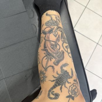 Supernova Tattoo Parlour - Hammerhead American Traditional - Tattoo Near Me - Round Rock, Texas Supernova Tattoo Parlour - Hammerhead American Traditional - Tattoo Near Me - Round Rock, Texas